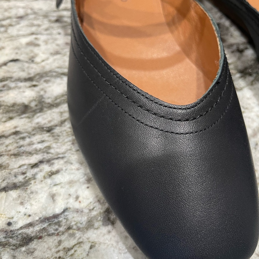LUCKY Black Leather Flats with Minimalist Design - Picture 4 of 4